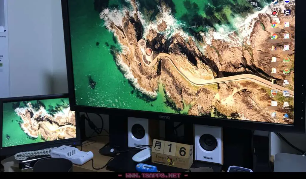 メインPCに接続してみました。左は10.1インチのサブディスプレイ
