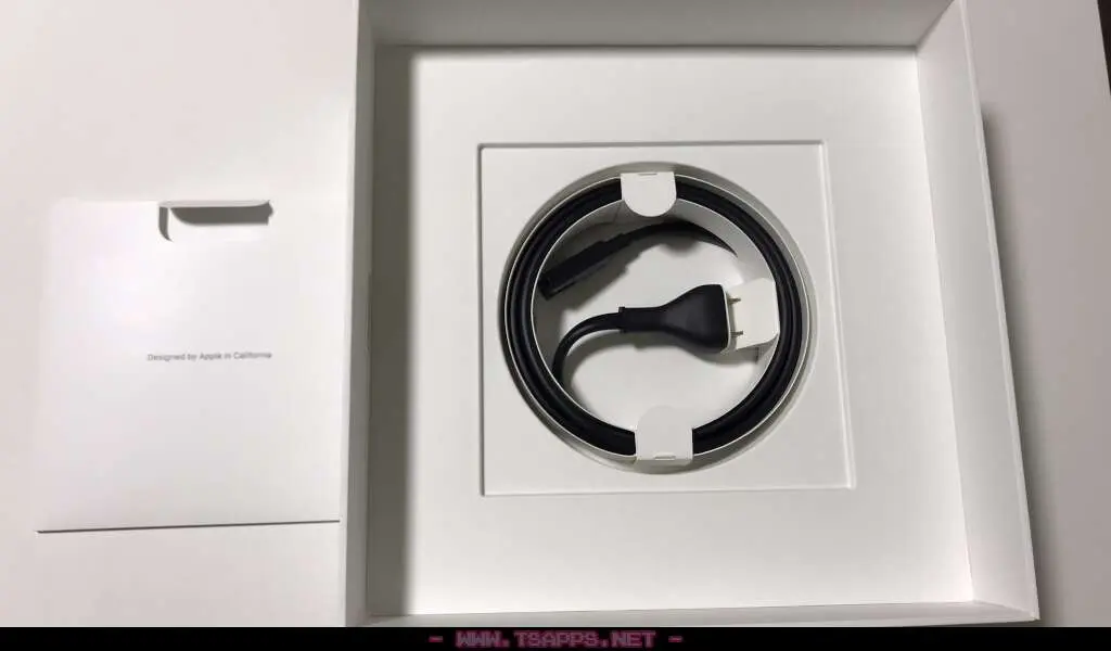 その下には電源ケーブルと簡単な説明